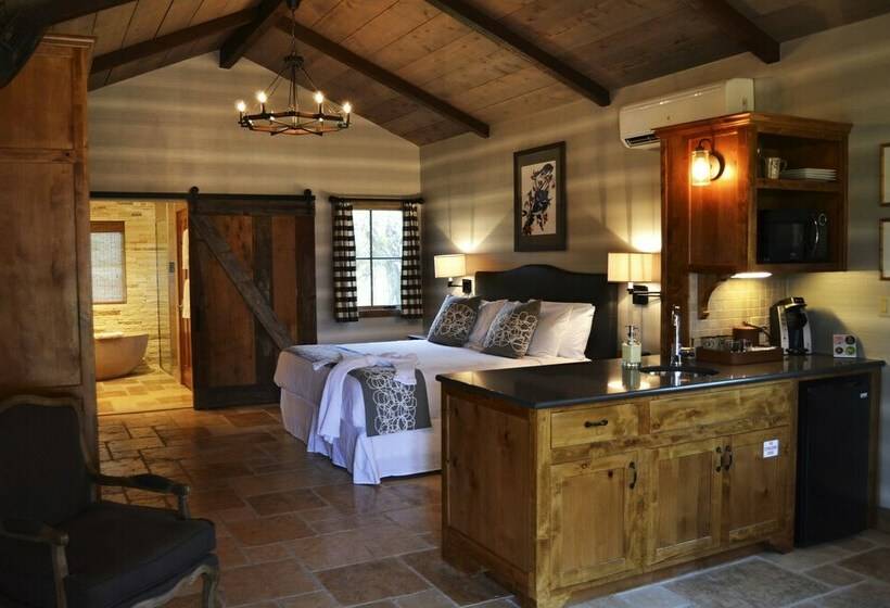 스탠다드 룸 킹사이즈 침대, Camp Lucy