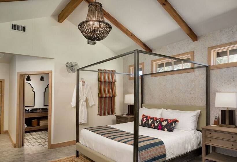 스탠다드 룸 킹사이즈 침대, Camp Lucy