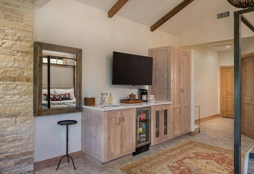 스탠다드 룸 킹사이즈 침대, Camp Lucy