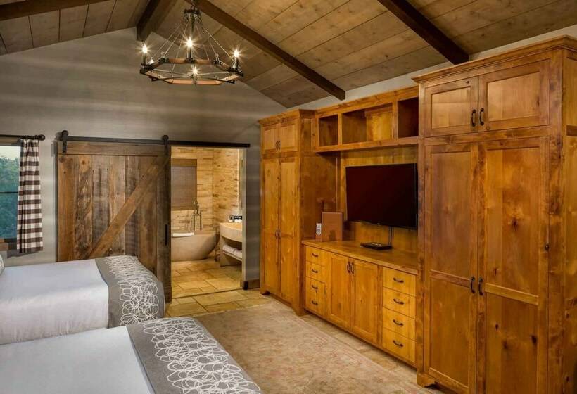 스탠다드 룸 퀸사이즈 침대, Camp Lucy