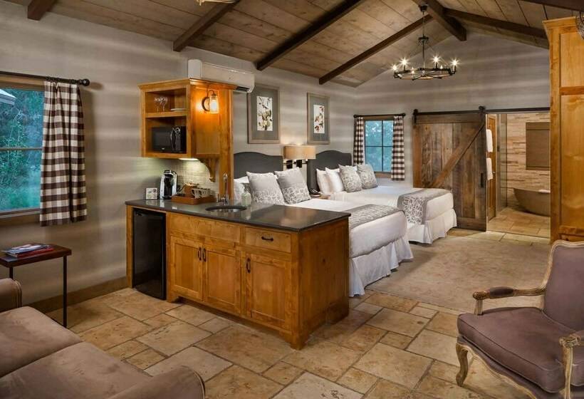 스탠다드 룸 퀸사이즈 침대, Camp Lucy