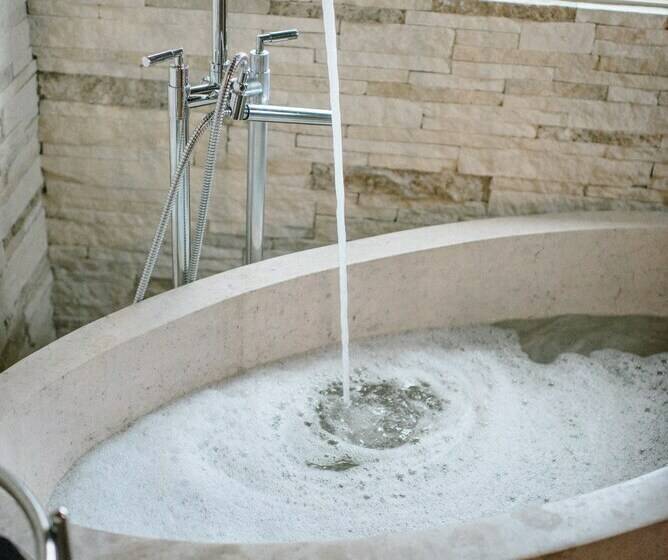 스탠다드 룸 퀸사이즈 침대, Camp Lucy