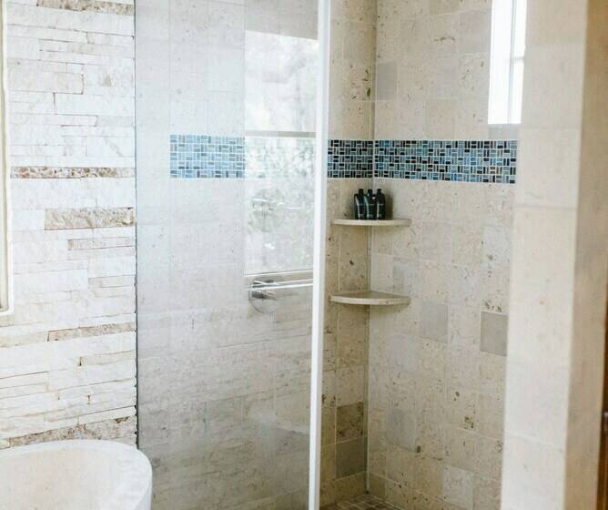 스탠다드 룸 퀸사이즈 침대, Camp Lucy