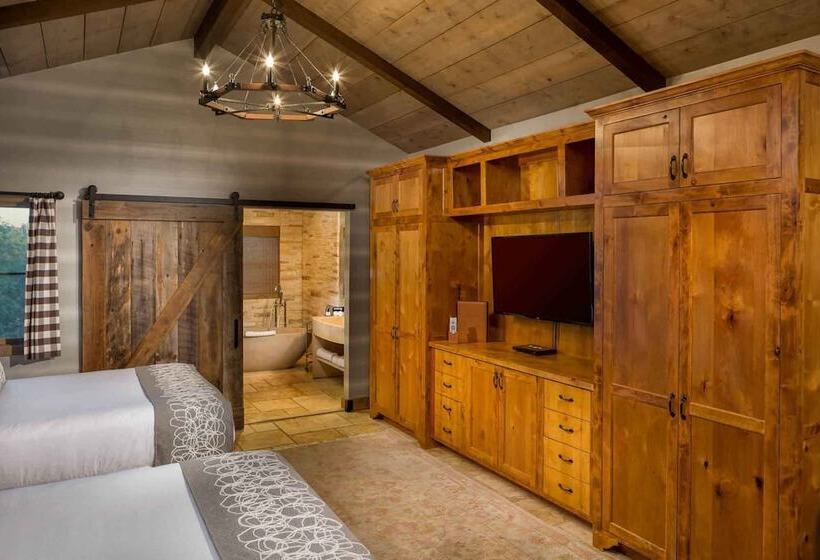 스탠다드 룸 퀸사이즈 침대, Camp Lucy