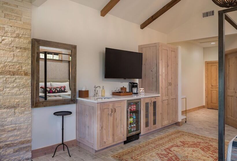 스탠다드 룸 킹사이즈 침대, Camp Lucy