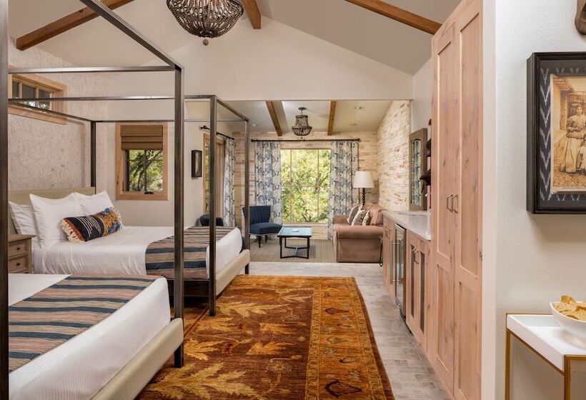 스탠다드 룸 퀸사이즈 침대, Camp Lucy