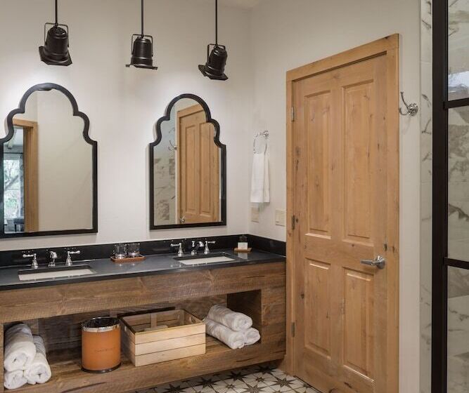 스탠다드 룸 퀸사이즈 침대, Camp Lucy