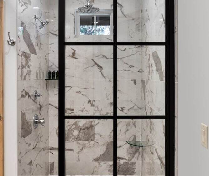 스탠다드 룸 퀸사이즈 침대, Camp Lucy