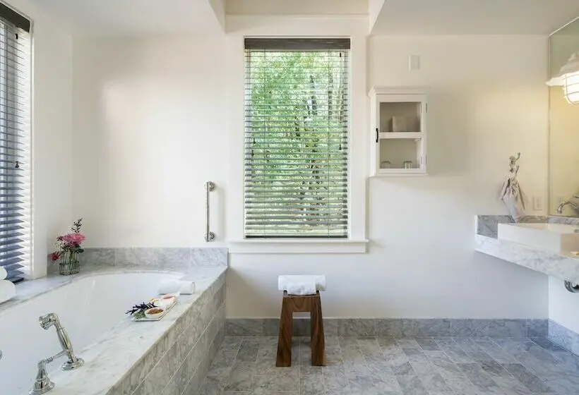 スイート, Farmhouse Inn