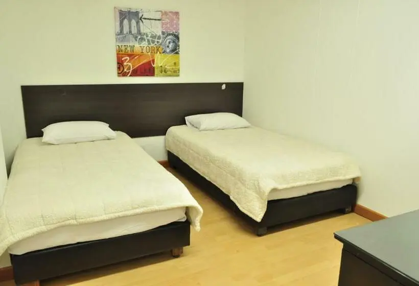 バス共有のスタンダードルーム, Hostal Lleras Calle 8