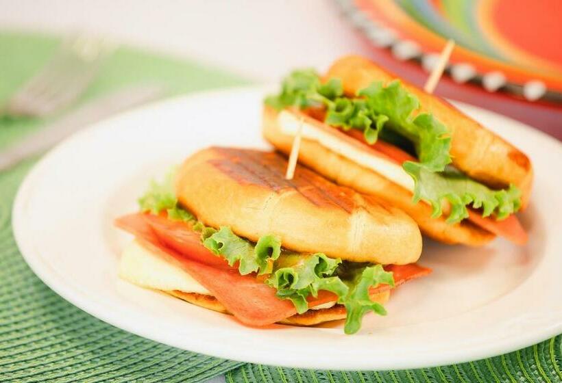 غرفة قياسية مطلّة علي حمام السباحة, La Hacienda