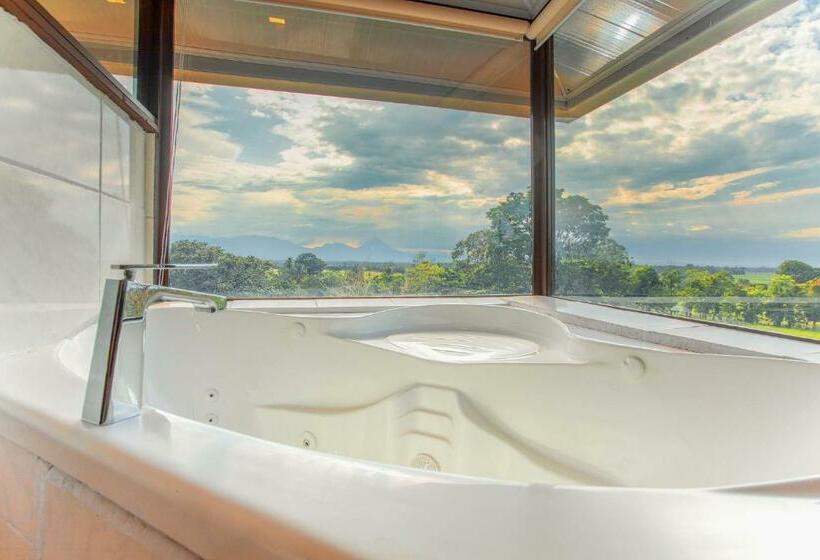 جناح مزود بجاكوزى, La Hacienda