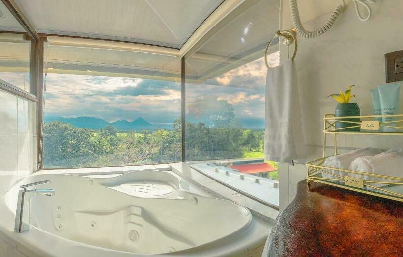 جناح مزود بجاكوزى, La Hacienda