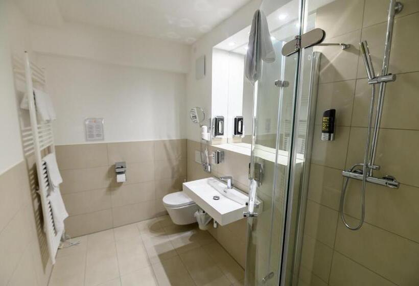 اتاق استاندارد سه نفره, Luna