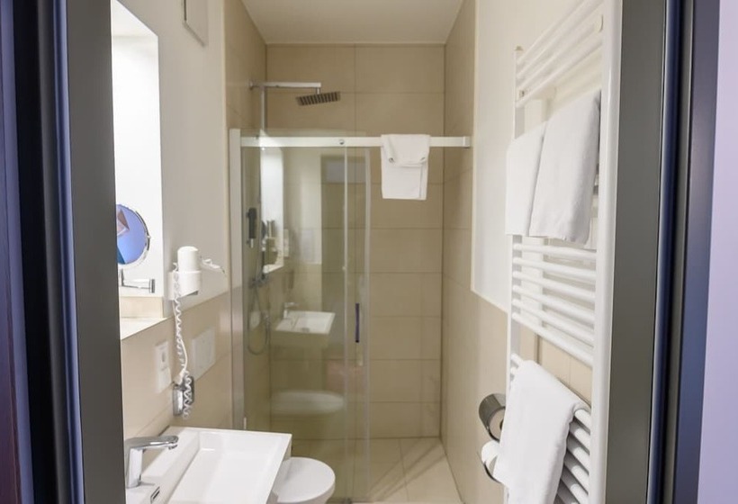 اتاق استاندارد سه نفره, Luna