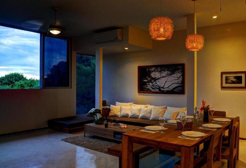 استودیوی لوکس, Moana Surf Resort