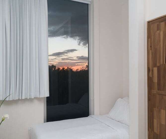 استودیوی لوکس, Moana Surf Resort