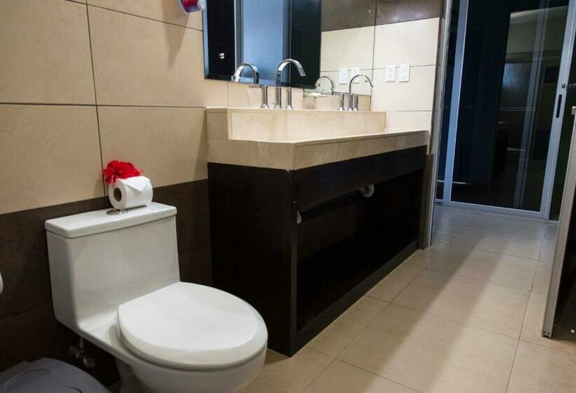 اتاق استاندارد با سرویس بهداشتی مشترک, Room2board Hostel And Surf School