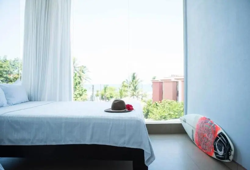 Standard Kolmen Hengen Huone Jaettu kylpyhuone, Room2board Hostel And Surf School