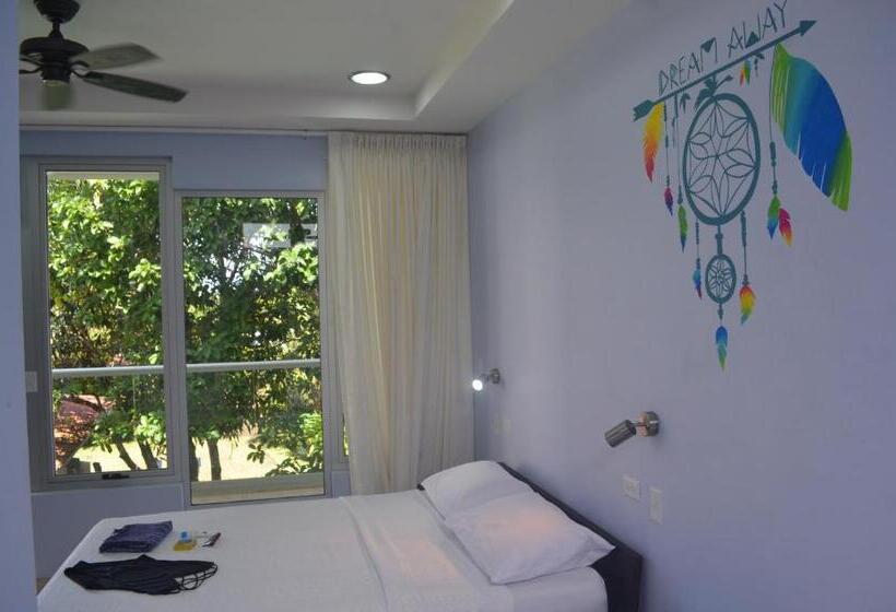 غرفة ديلوكس, Room2board Hostel And Surf School