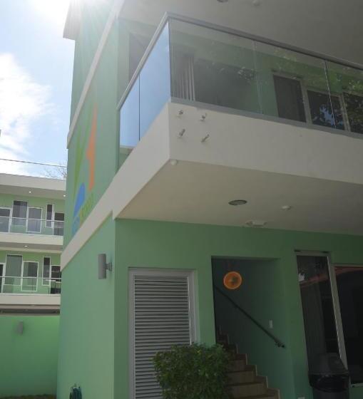 غرفة أساسية ثلاثية, Room2board Hostel And Surf School