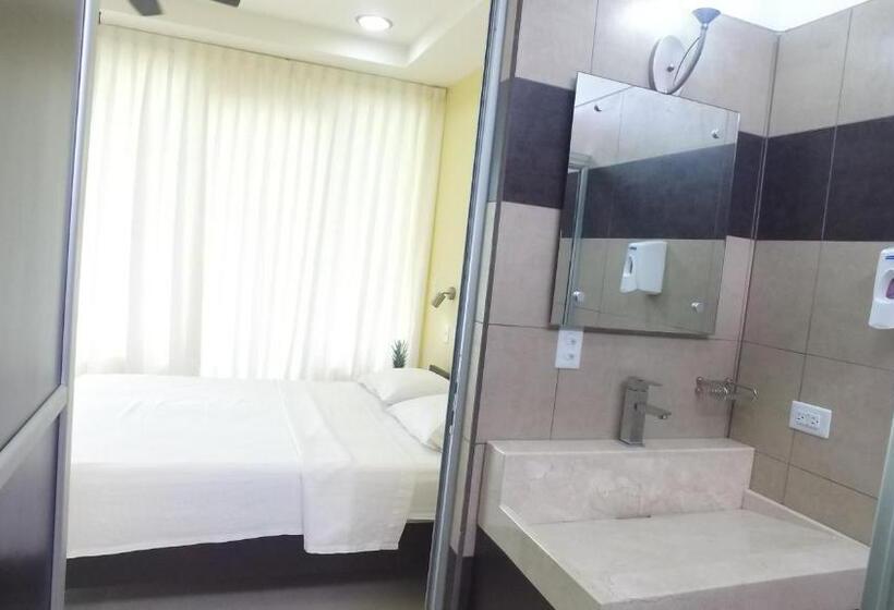 اتاق ساده سه نفره, Room2board Hostel And Surf School
