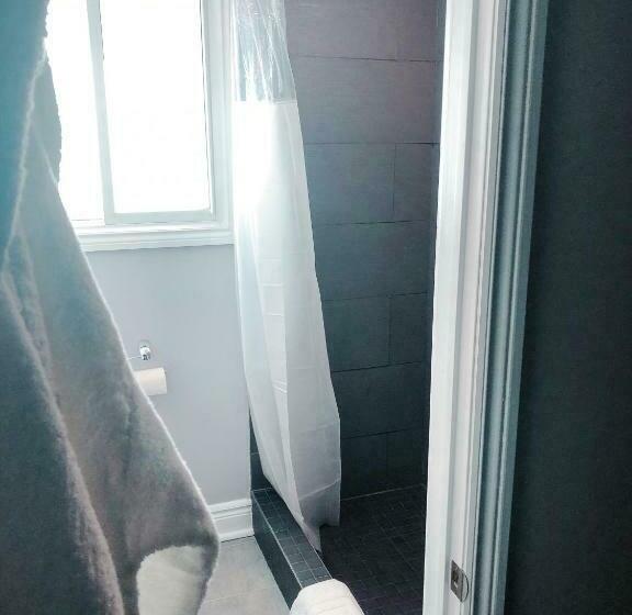 إستوديو ديلوكس, Walkerton Inn Motel