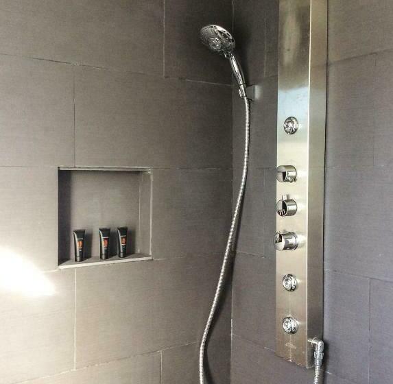 إستوديو ديلوكس, Walkerton Inn Motel