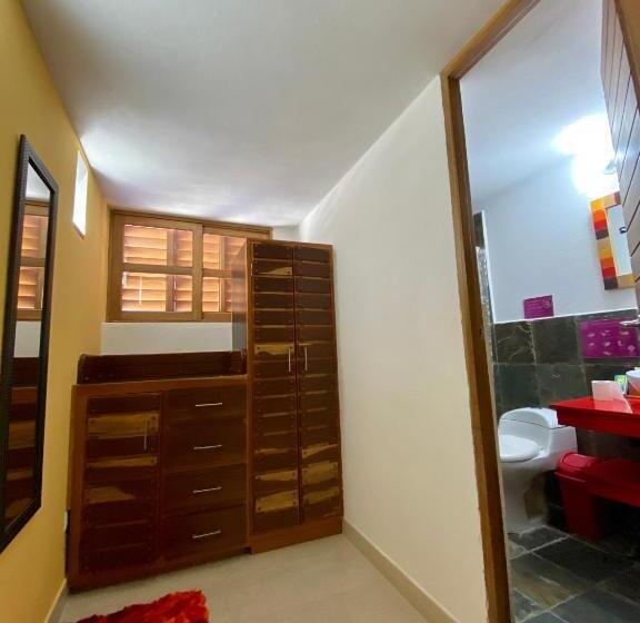 חדר אקונומי, Casa De Leda, A Kali