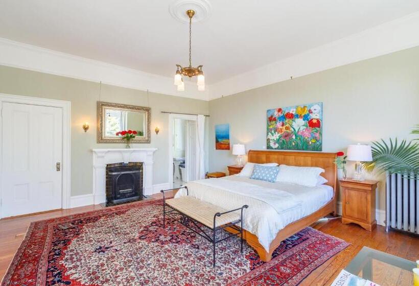 سوییت لوکس, Fairholme Manor Inn