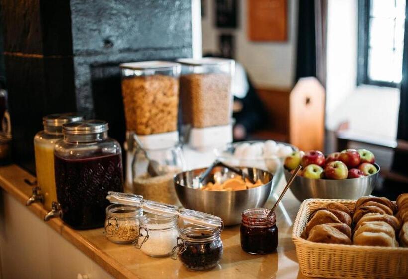 سرير فى غرفة مشتركه, Saintlo Ottawa Jail Hostel