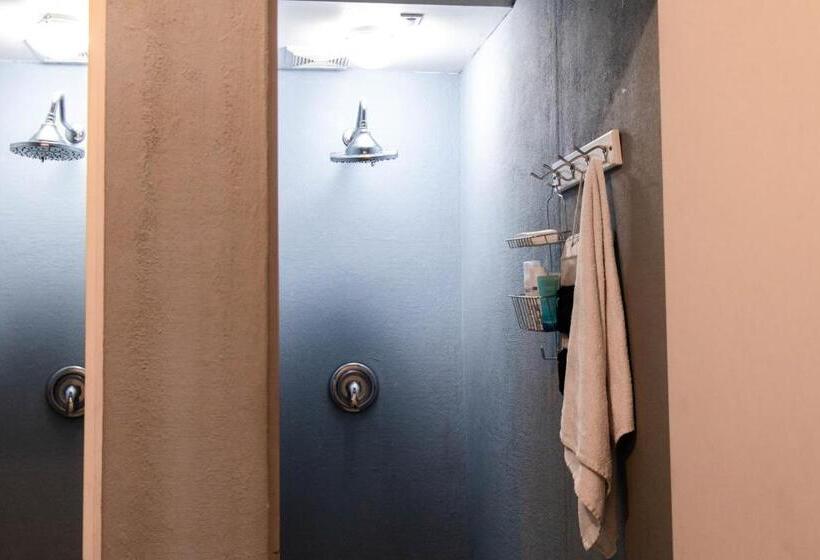 سرير فى غرفة مشتركه, Saintlo Ottawa Jail Hostel