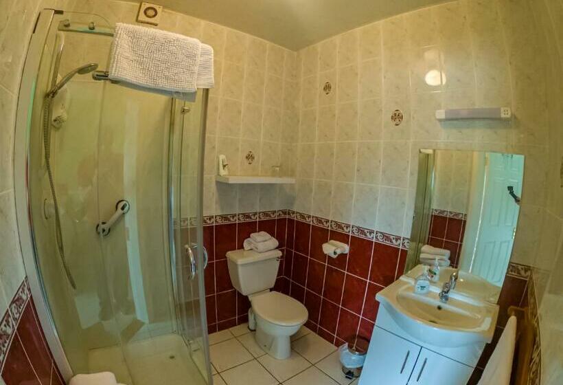 חדר משפחתי, The Ring Farmhouse