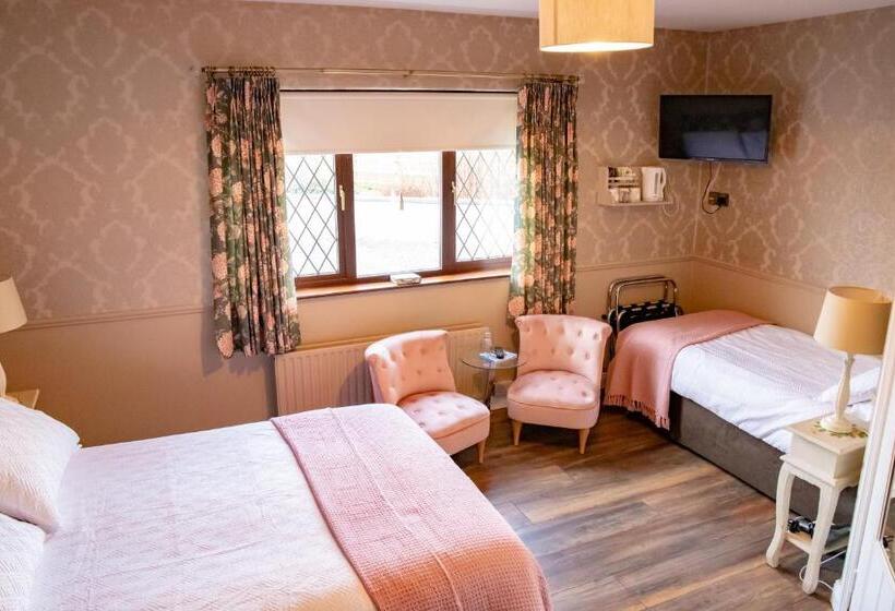 חדר משפחתי, The Ring Farmhouse