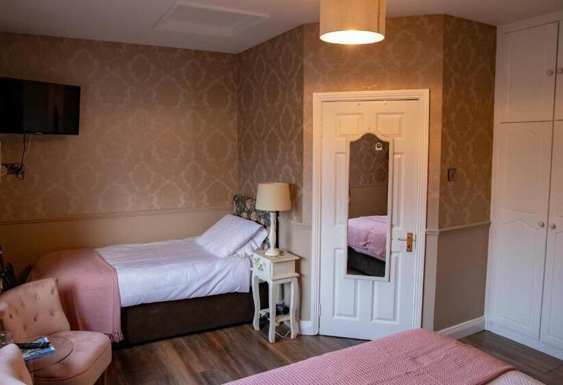 חדר משפחתי, The Ring Farmhouse