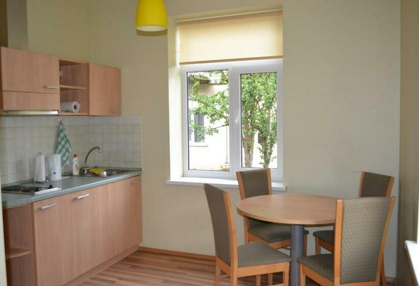 اتاق خانوادگی, Vila Evelina