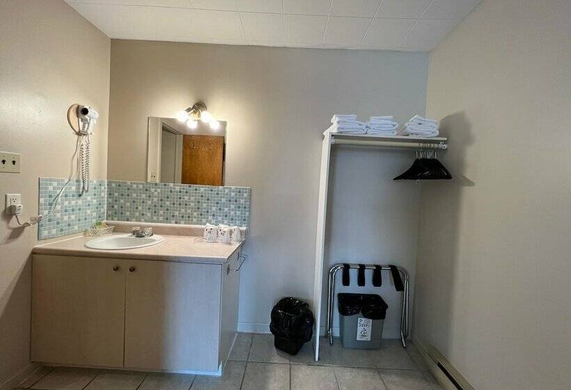 标准三人间, La Roma Motel