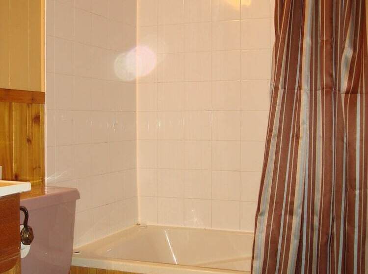 غرفه قياسيه سريرين مزدوجين, Motor Court Motel