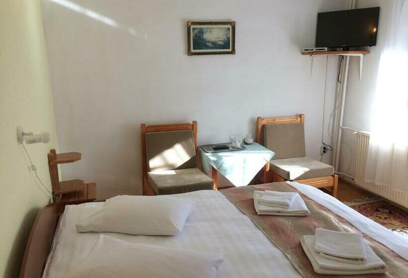 غرفة قياسية ثلاثية, Pension Casa Alba