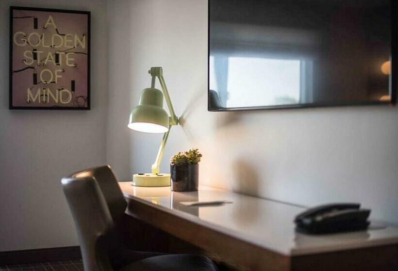 غرفة قياسية سرير كينج, Cambria Hotel Lax