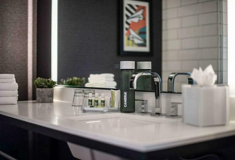 غرفة قياسية سرير كينج, Cambria Hotel Lax