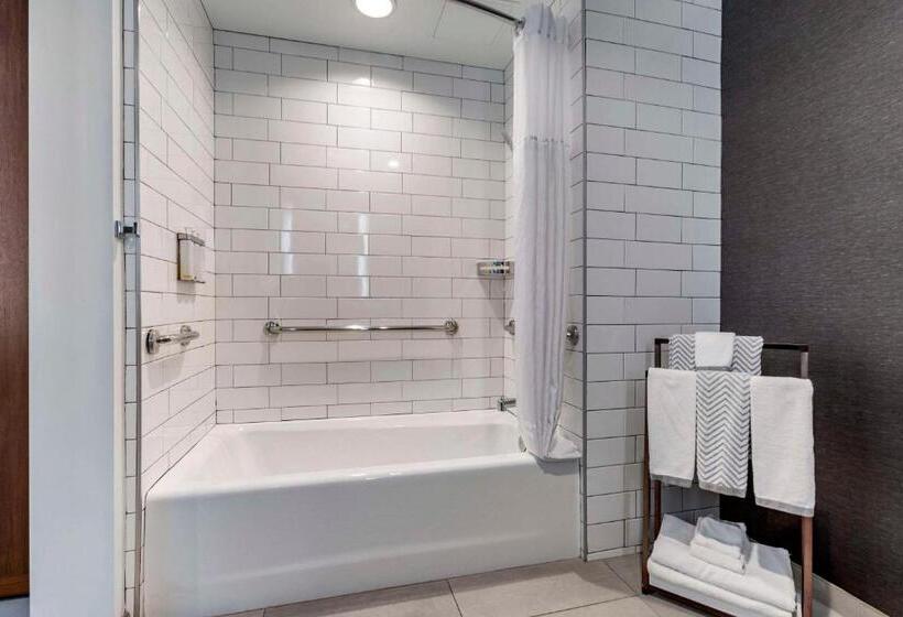 غرفة قياسية سرير كينج لذوى الإحتياجات الخاصة, Cambria Hotel Lax