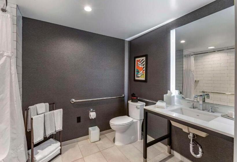 غرفة قياسية سرير كينج لذوى الإحتياجات الخاصة, Cambria Hotel Lax