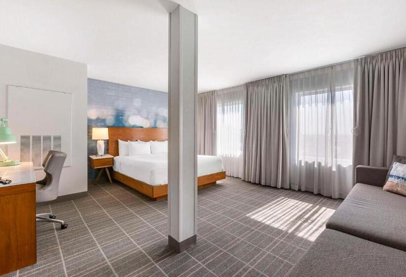 جناح لذوى الاحتياجات الخاصة, Cambria Hotel Lax