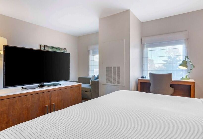 جناح لذوى الاحتياجات الخاصة, Cambria Hotel Lax