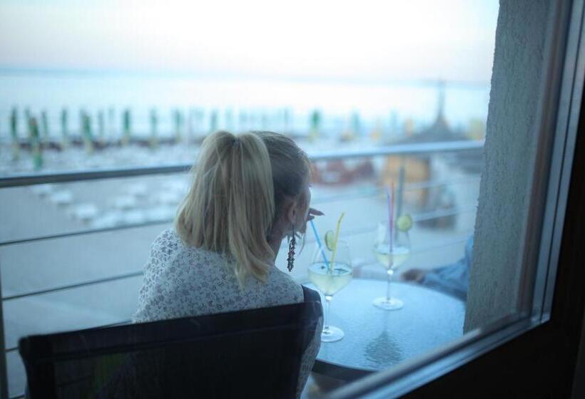 패밀리 스위트, Agapi Mamaia