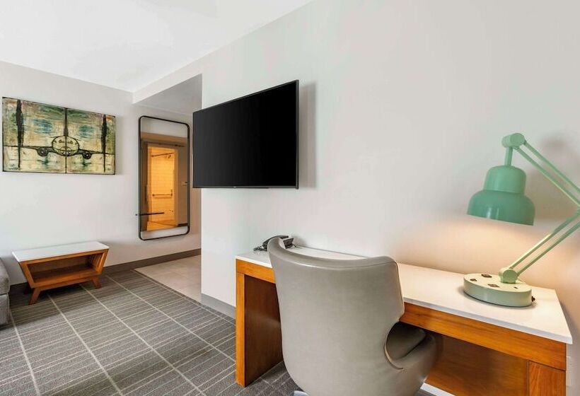 جناح لذوى الاحتياجات الخاصة, Cambria Hotel Lax