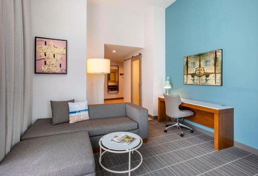 جناح سرير كينج, Cambria Hotel Lax