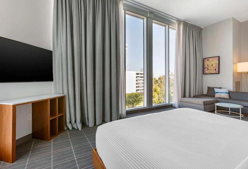 Люкс Кровать Кинг, Cambria Hotel Lax