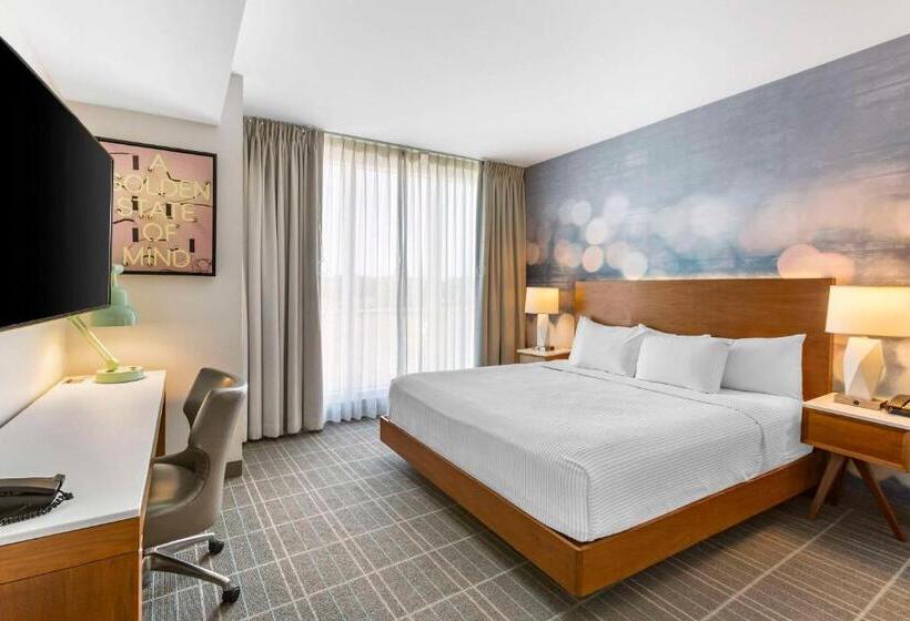 جناح لذوى الاحتياجات الخاصة, Cambria Hotel Lax